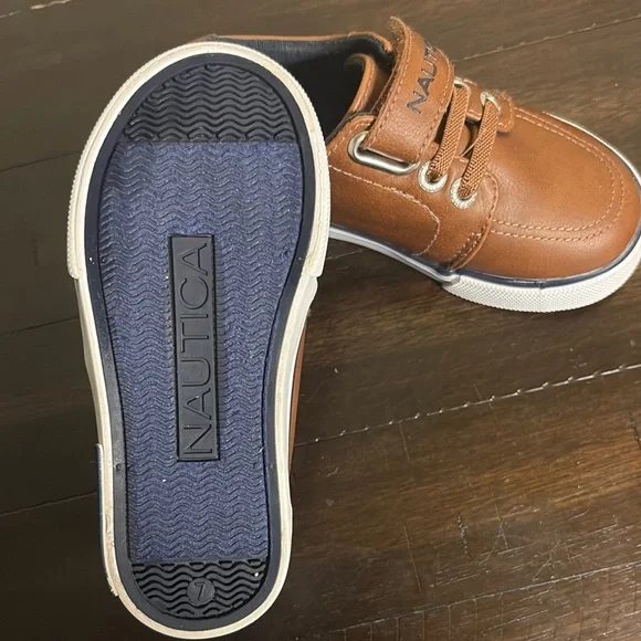 Nautica Brown Sneakers Classic Lace-Up Design - Picture 3 of 3